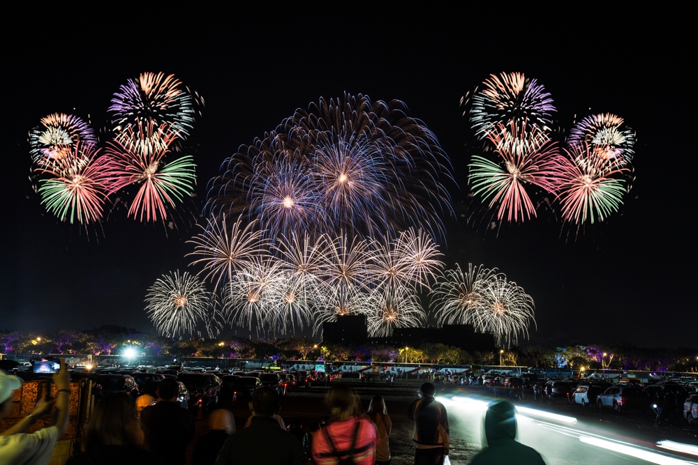 ■ 2026國慶焰火睽違9年重返台東,10月10日將於卑南溪出海口南岸登場,預計帶來約30分鐘展演,並施放24吋大型焰火。(圖片來源:ShutterStock)