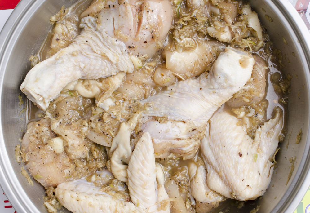 ■ 鹹水雞看似是簡單的雞肉料理，但從食材處理、冰鎮到最後調味，每個步驟都可能影響雞肉入口時的味道與口感。（圖片來源：ShutterStock）