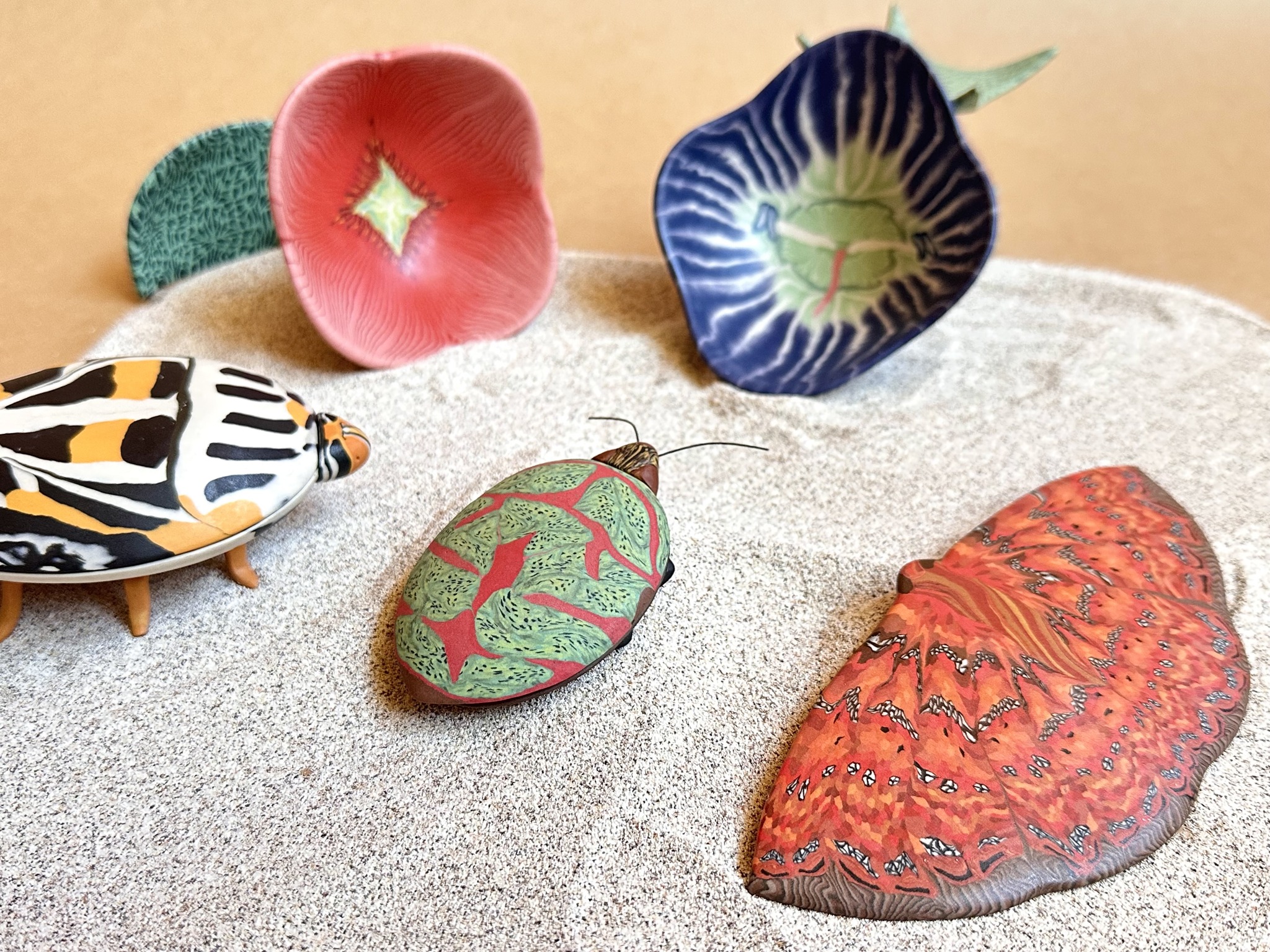 「一上市就秒殺 藏家秒買七件」斑蝶幼蟲與瘤匹葉蛾 臺灣驚豔的絞胎陶藝