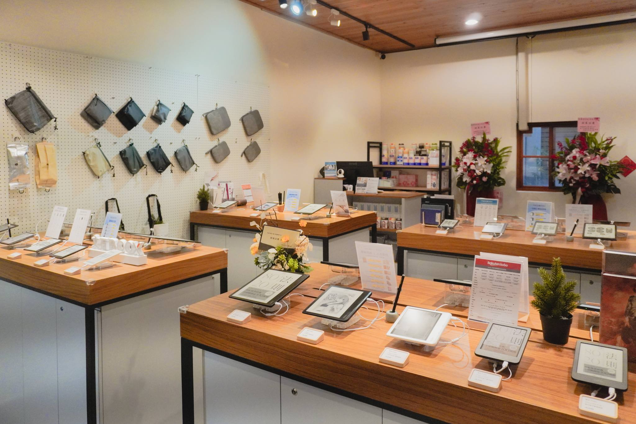 老宅喝咖啡、滑電子書　全台首間電子閱讀器專門店誕生