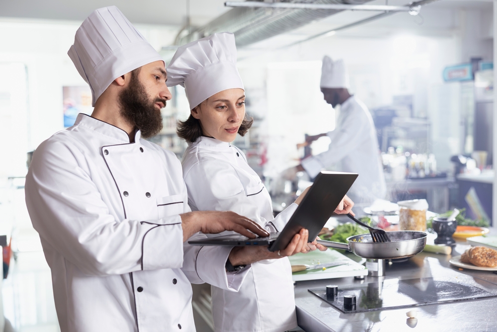 在正統西餐廚房的體系中,一句 “Yes, chef.” 代表的是絕對的服從,更是對體制與決策者的尊重。(圖片來源:Shutterstock)