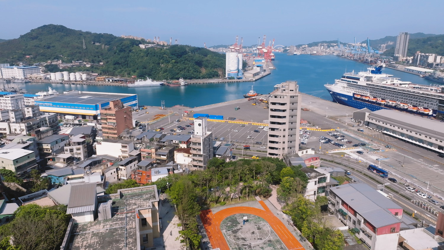 生態學校系列報導之三：教室變身觀景台！走廊眺望基隆港 老鷹一起聽課？