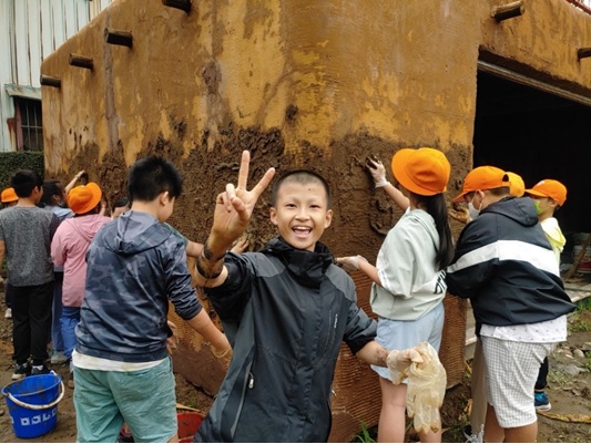 生態學校系列報導之四：回收貨櫃搖變教室 都市的森林小學山佳國小四年獲綠旗認證