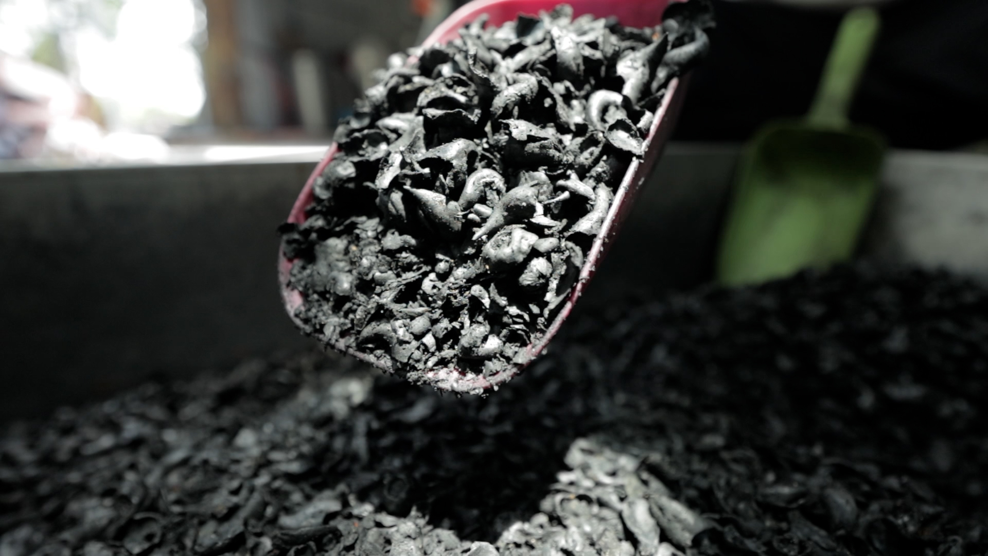 廢菱殼變生物炭！從寢具跨足電池材料　挑戰取代石墨烯？