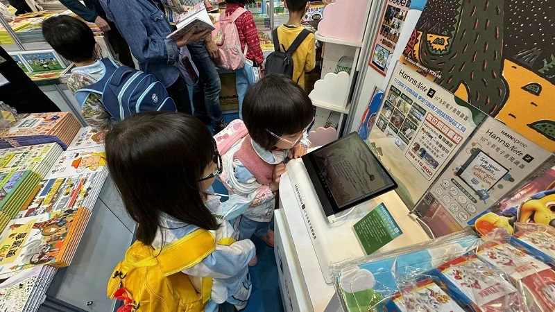 全彩新技術注入，彩色電子閱讀器成焦點！書展參觀民眾：「無殘影讓人驚豔」