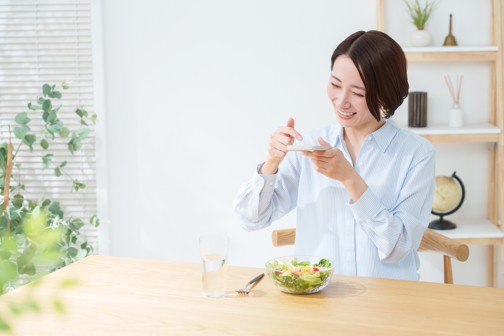 只需一支手機，Healthy Plate 的 AR 技術即可量測食物容器、估算份量，全程不需電子秤。（圖片來源：Shutterstock）