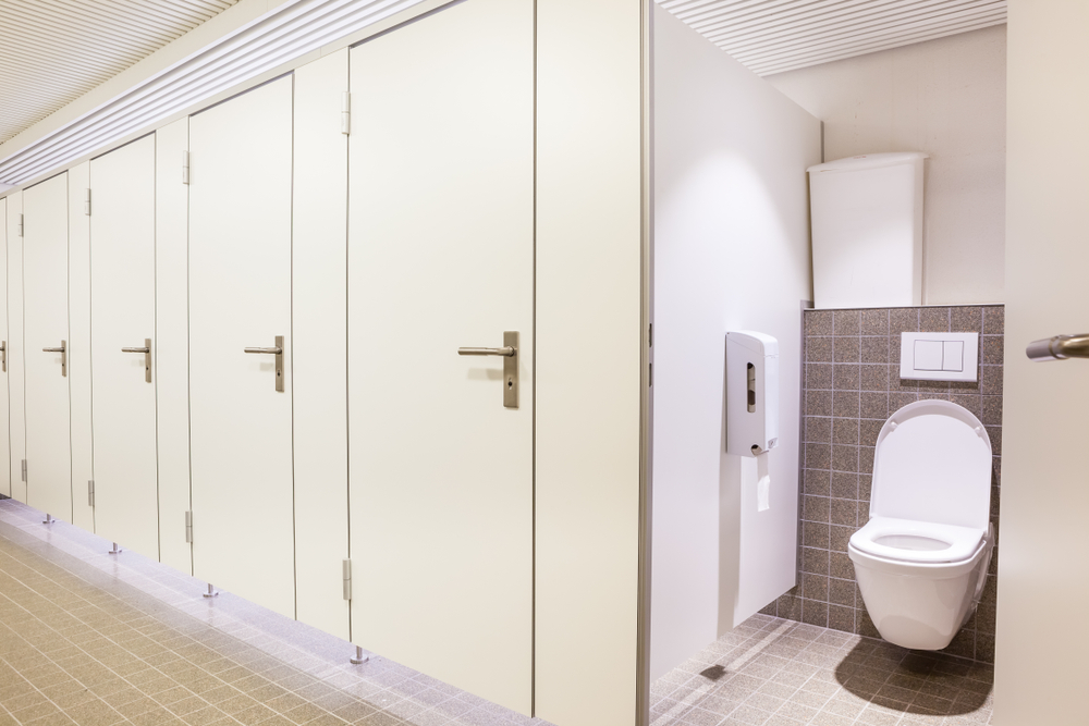 別急著沖水!觀察尿液的「色、香、味」,一秒判斷身體缺水還是生病?