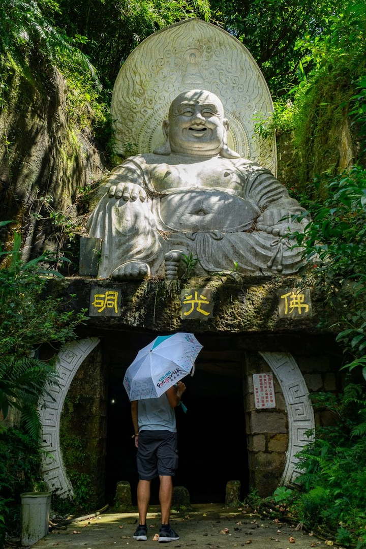 紅淡山上的佛光洞