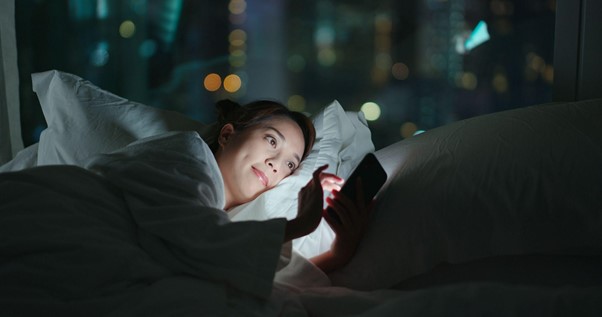 睡前滑手機，是造成睡眠品質低落的元凶之一。圖片來源：shutterstock