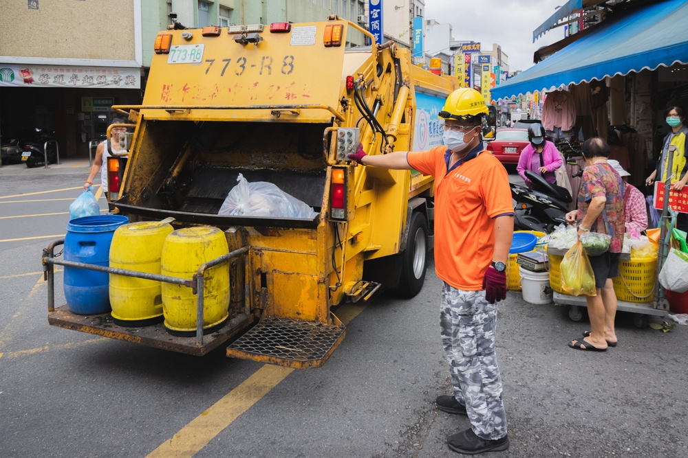 餐盒不是紙類？髮膠空瓶不能直接丟？台灣人最常搞錯的 6 大資源回收地雷